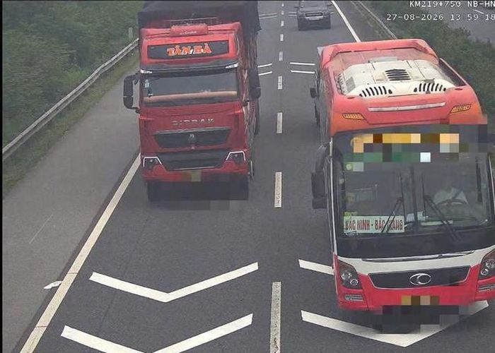 Theo Cục CSGT, đối với xe khách, việc duy trì khoảng cách an toàn càng có ý nghĩa quan trọng bởi phía sau tay lái là tính mạng, sức khỏe của nhiều hành khách - (ảnh Cục CSGT).