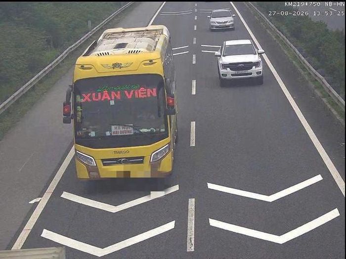 Theo Nghị định 168/2024/NĐ-CP, tài xế ô tô vi phạm quy định về khoảng cách an toàn có thể bị phạt tiền từ 4 - 6 triệu đồng và trừ 2 điểm giấy phép lái xe - (ảnh Cục CSGT).