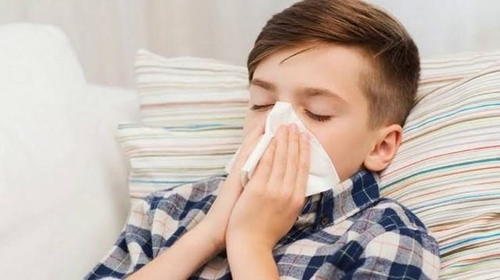 Trẻ dưới 5 tuổi là một trong những nhóm cần đặc biệt lưu ý khi mắc cúm mùa. (Ảnh minh hoạ)