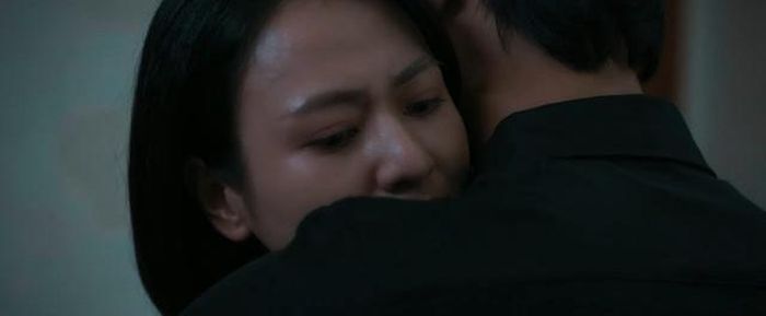 Cương cảm nhận được tình cảm của Mai khi cả hai đối diện với nguy hiểm. Ảnh VTV