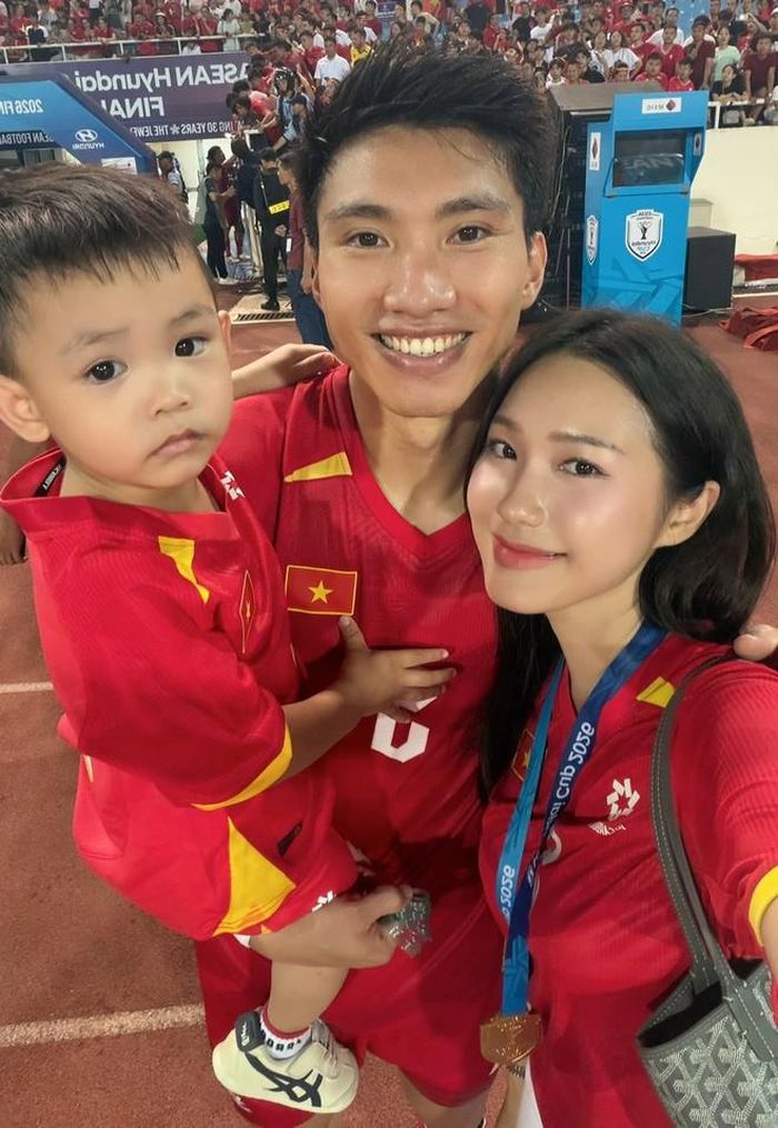 Doãn Hải My và con trai chúc mừng Đoàn Văn Hậu sau chung kết ASEAN Cup 2026.
