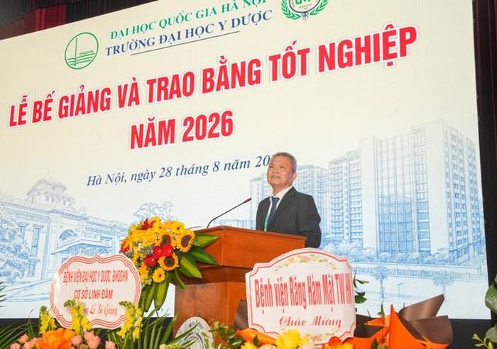 GS.TS.TTND Lê Ngọc Thành nhắn nhủ các cử nhân, tân bác sĩ, dược sĩ: "Trong bất kỳ hoàn cảnh nào, hãy giữ vững y đức. Trong bất kỳ môi trường nào, hãy giữ gìn danh dự của người thầy thuốc và danh dự của Trường Đại học Y Dược, ĐHQGHN". 