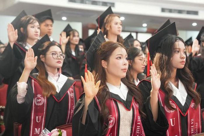 Các tân bác sĩ, dược sĩ xúc dộng tuyên thệ trong lễ tốt nghiệp.