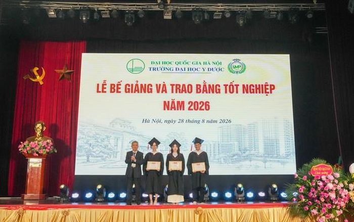 Hiệu trưởng Trường Đại học Y Dược trao bằng khen cho 3 sinh viên đạt danh hiệu thủ khoa ngành.