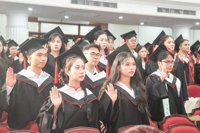 Tuyên thệ của các tân bác sĩ trong lễ tốt nghiệp là cam kết thiêng liêng về y đức và trách nhiệm cứu người trước khi bước vào nghề.