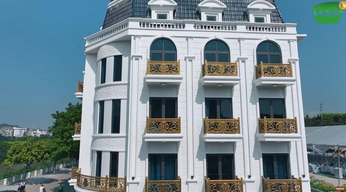 Công trình tại Lào Cai bắt đầu được hé lộ từ tháng 2/2023, khi Hải SaPa chia sẻ những hình ảnh đầu tiên về căn nhà và gửi lời chúc Valentine tới bà xã. Đến tháng 10 cùng năm, Hải Sapa tổ chức tiệc tân gia với sự góp mặt của nhiều gương mặt quen thuộc trên mạng xã hội và gọi đây là "căn nhà mơ ước".