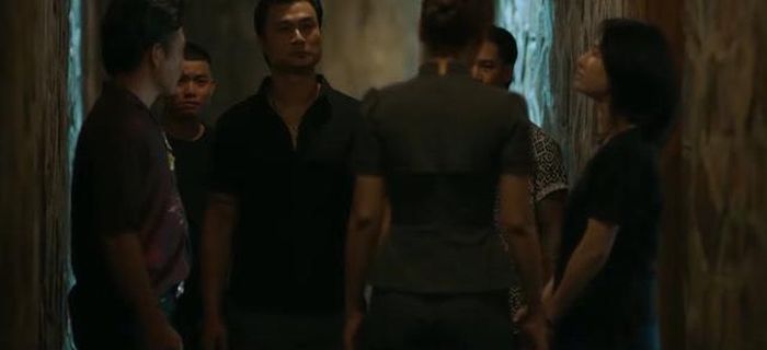 Lan ra lệnh cho cả nhóm tìm cách lẩn trốn. Ảnh VTV