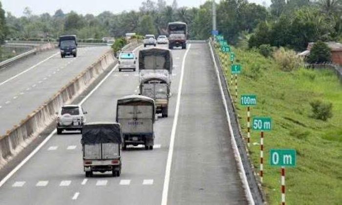 Trên cao tốc, chỉ một khoảng cách ngắn hơn mức cần thiết cũng có thể khiến tài xế không đủ thời gian xử lý nếu xe phía trước phanh gấp, chuyển hướng hoặc gặp sự cố - (ảnh C08).