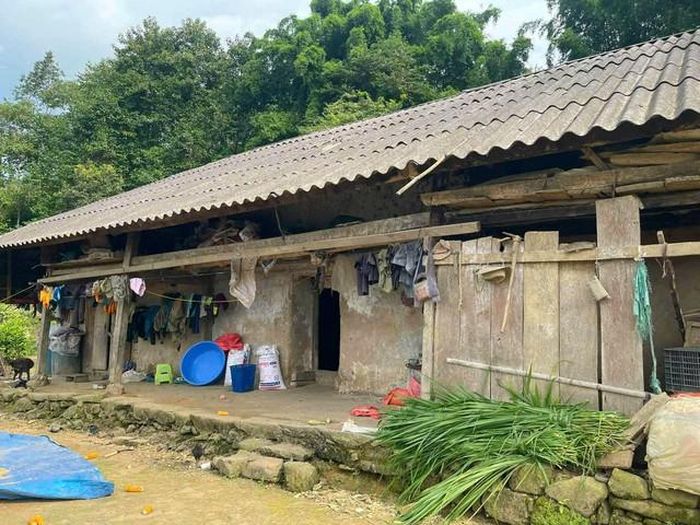Căn nhà tuềnh toàng của A Dia ở quê. Ảnh: GDCC