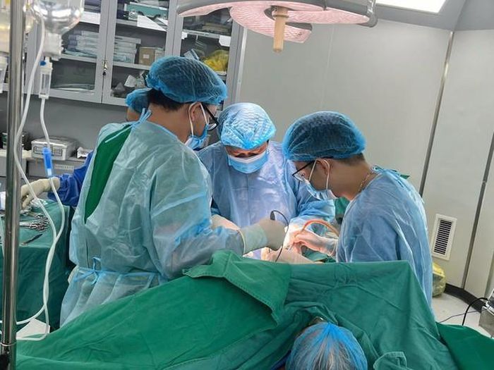 Các bác sĩ phẫu thuật cho bệnh nhân. Ảnh: BVCC.