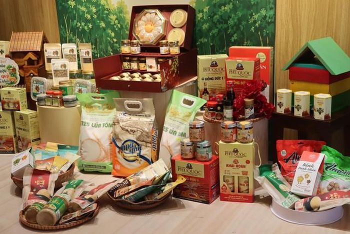 Diễn ra từ ngày 28 đến 30/8, chương trình quy tụ các doanh nghiệp, hợp tác xã và cơ sở sản xuất tiêu biểu của An Giang, mang đến Hà Nội nhiều sản phẩm đặc trưng của miền Tây.