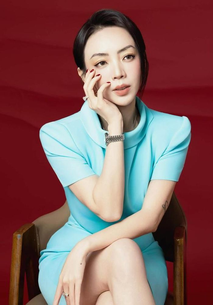 Nữ diễn viên trang điểm xinh tươi rạng rỡ, diện trang phục cuốn hút đầy tự tin sau khoảng thời gian bình phục vết thương do tai nạn phải khâu 20 mũi trên mặt cách đây gần một tháng.