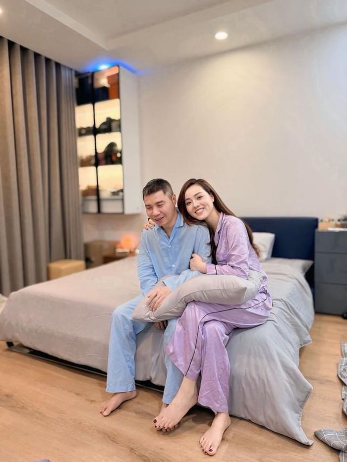 Vợ chồng Công Lý - Ngọc Hà chia sẻ khoảnh khắc gia đình ấm áp. "Quan trọng mình vui vẻ, gia đình bình an là được", Ngọc Hà viết trên trang cá nhân.
