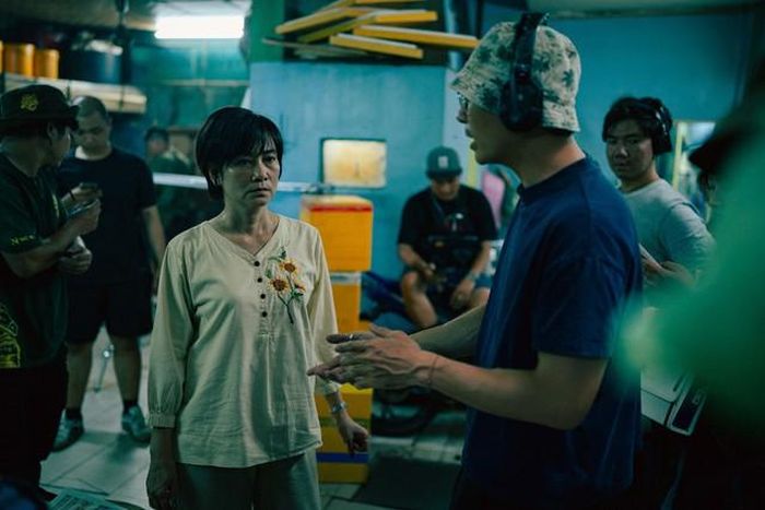 NSƯT Tuyết Thu tập trung nghe hướng dẫn của đạo diễn.