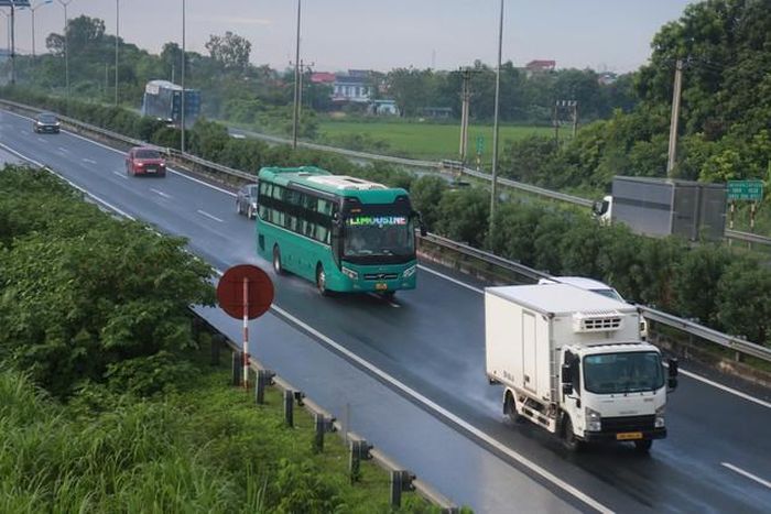 Một số phương tiện chuyển làn khi lưu lượng xe tăng, đòi hỏi tài xế phải quan sát kỹ và duy trì khoảng cách phù hợp.