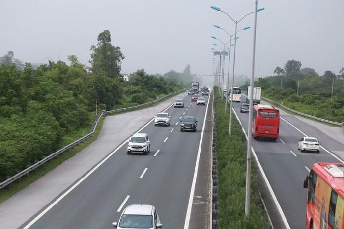 Từ khoảng 16h12, lượng phương tiện trên tuyến bắt đầu tăng, các xe di chuyển với mật độ dày hơn.