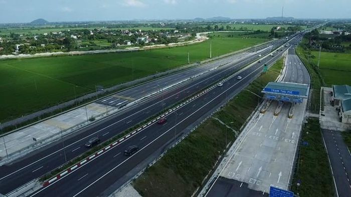 Khoảng 14h, phần lớn phương tiện lưu thông trên tuyến giữ khoảng cách tương đối an toàn với xe phía trước.