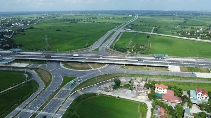 Khoảng 15h, tại nút giao Liêm Sơn, cạnh Km242, xã Thanh Bình, tỉnh Ninh Bình, lượng phương tiện lưu thông thưa, khoảng cách giữa các xe khá xa.