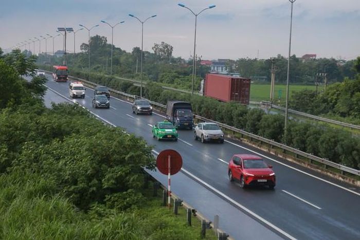 Tại khu vực Km250, thời điểm phóng viên ghi nhận xuất hiện những thời điểm các phương tiện chạy khá sát nhau.