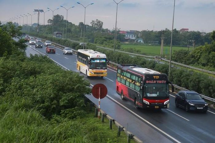 Mưa lớn xuất hiện trên tuyến vào cuối giờ chiều khiến mặt đường trơn, khoảng cách an toàn giữa các phương tiện càng trở nên quan trọng.