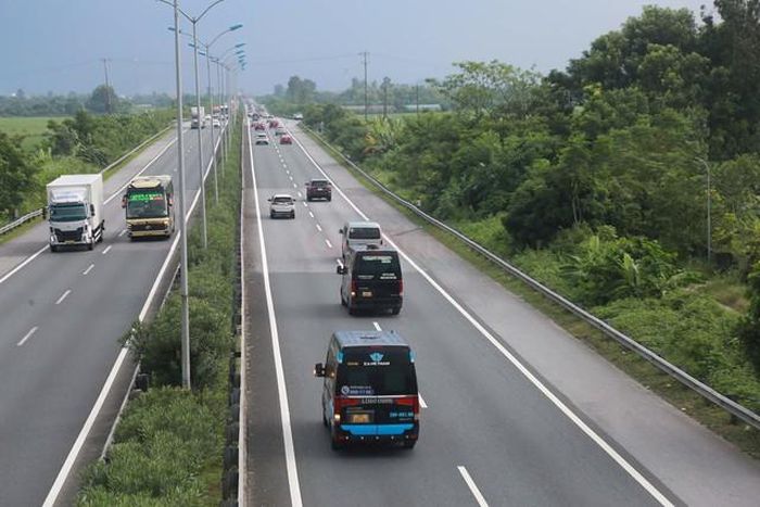 Khi chạy tốc độ cao, việc duy trì khoảng cách với xe phía trước giúp tài xế có thêm thời gian xử lý nếu xuất hiện tình huống bất ngờ.