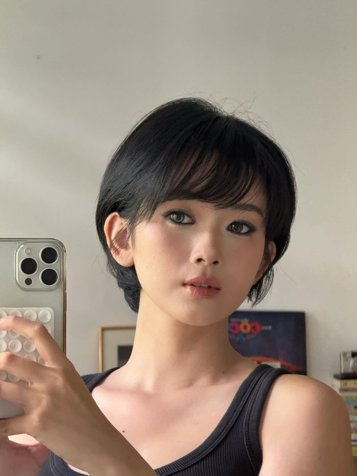 Nhìn vào những hình ảnh gần đây, dễ nhận thấy Ngọc Xuân trông gọn gàng và sắc nét hơn so với thời điểm cô từng chia sẻ chạm mốc 60kg hồi tháng 4. Gương mặt mỹ nhân này cũng thon hơn, đường nét vì thế trở nên rõ ràng và cuốn hút hơn.