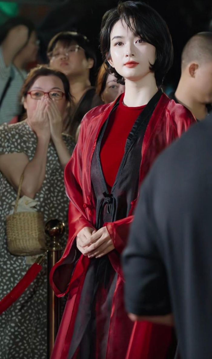 Ngọc Xuân (sinh năm 1999) từng được biết đến với vai Miền trong "Ngày xưa có một chuyện tình" (2024). Bên cạnh đó, Ngọc Xuân cũng được nhiều khán giả ví như "Triệu Lệ Dĩnh phiên bản Việt" nhờ những đường nét có nhiều điểm tương đồng với mỹ nhân Hoa ngữ.
