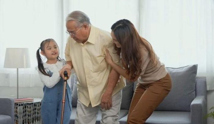 Tuổi già giống như ngọn đèn leo lét trước gió, chẳng biết khi nào tắt. Hãy quan tâm đến những người thân yêu của mình. Ảnh minh họa