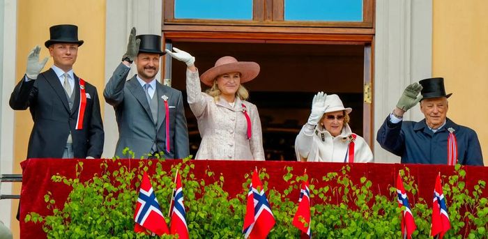 Vua Harlad V cùng gia đình hoàng gia Na Uy ở Oslo hồi tháng 5. Ảnh: