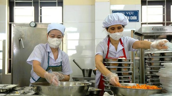 Thành phố phấn đấu 100% trường học có tổ chức bữa ăn bán trú bảo đảm an toàn thực phẩm, không để xảy ra ngộ độc; bữa ăn phải cân đối dinh dưỡng, thực đơn đa dạng và phù hợp với lứa tuổi.