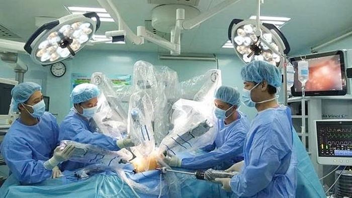 Robot và AI được úng dụng ngày càng nhiều trong lĩnh vực y tế. Trong ảnh: Cánh tay robot phẫu thuật được Bệnh viện Bình Dân ở TPHCM tiên phong triển khai. Ảnh: Nhung Trần