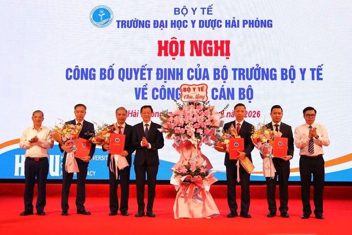 Lãnh đạo Bộ Y tế trao Quyết định cho các cán bộ Trường Đại học Y Dược Hải Phòng - Ảnh: Hồng Nhung