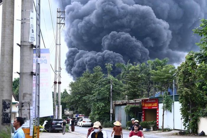 Cột khói lớn bốc lên và có thể được quan sát từ rất xa. (Ảnh LK)