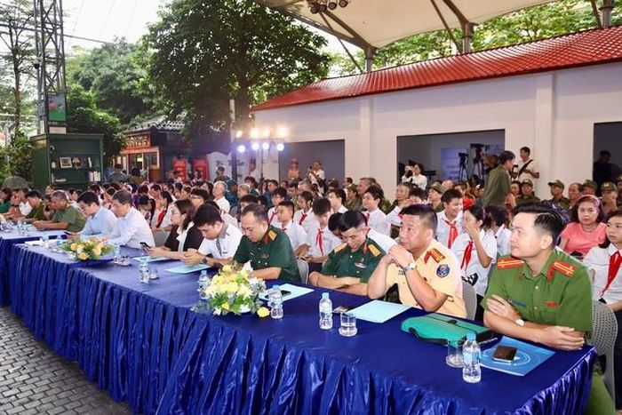 Theo Công an phường Cửa Nam, từ đầu năm đến nay, địa bàn xảy ra 40 vụ TNGT làm 28 người bị thương, không có người tử vong. Lực lượng chức năng đã xử lý 1.352 trường hợp vi phạm, tổng số tiền phạt hơn 1,198 tỷ đồng. (Ảnh Thành Long)