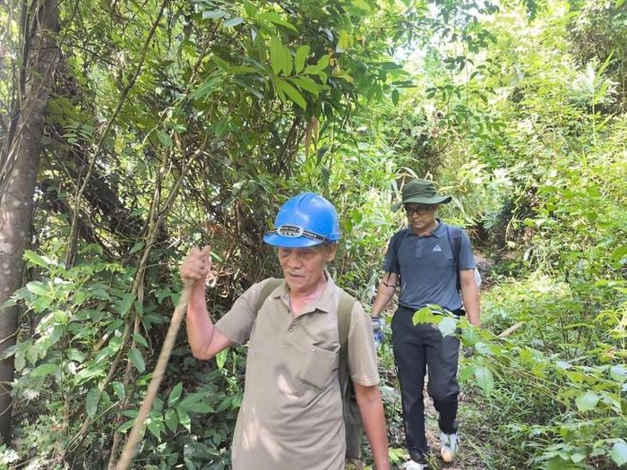 Ông Nguyễn Văn Điểm dẫn đường tìm hài cốt đồng đội ở thượng nguồn Khe Răm. Ảnh: Việt Thắng