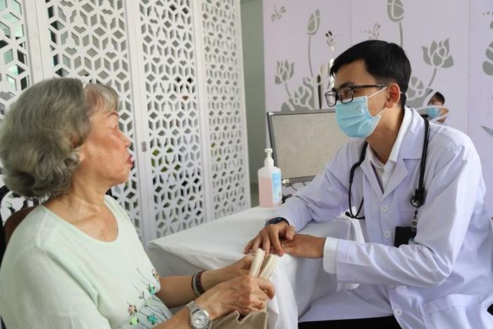 Đầu tư cho bác sĩ là đầu tư dài hạn. Ảnh: P.Thương.