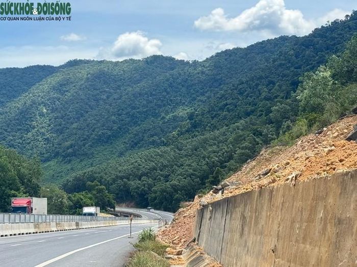 Một điểm sạt trượt ở phần taluy dương đang được đơn vị thi công khắc phục. Ảnh: Bích Vân