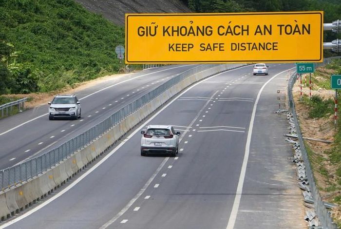 Dù đã hoàn thiện mở rộng 4 làn nhưng dự án vẫn đang tiếp tục hoàn thiện nhiều hạng mục khác. Ảnh: Bích Vân