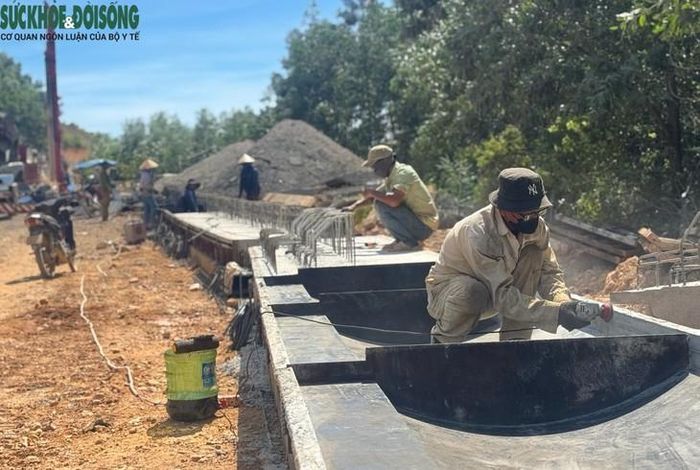 Điểm sạt trượt nặng ở Km50 gây chia cắt tuyến đường ĐT 601 thuộc phường Hải Vân, TP Đà Nẵng đang được thi công cầu cạn. Ảnh: Bích Vân