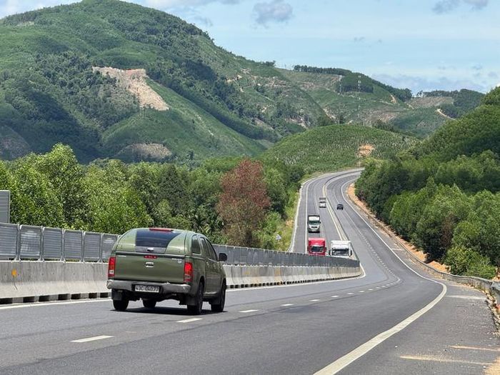 Các phương tiện đã có thể lưu thông trên 4 làn xe đã hoàn thiện. Ảnh: Bích Vân