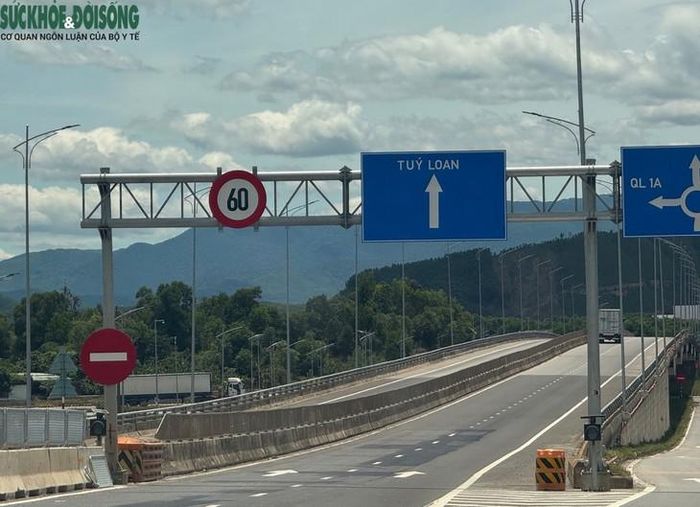 Toàn tuyến giới hạn tốc độ lưu thông là 60km/h. Ảnh: Bích Vân