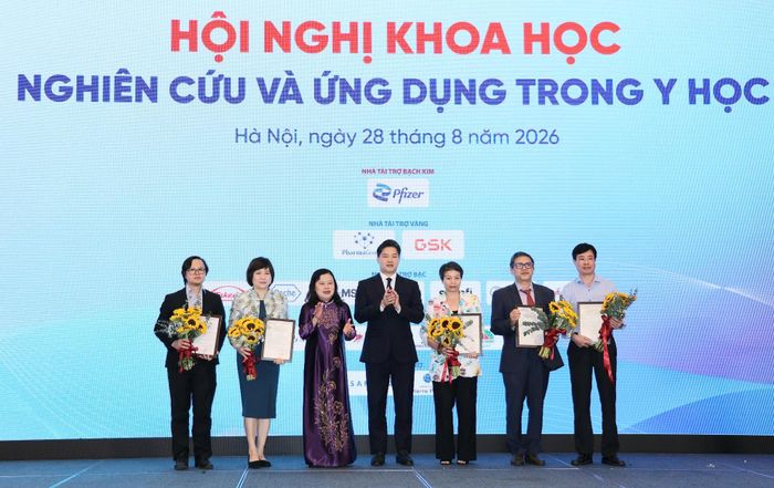 Thứ trưởng Thường trực Bộ Y tế Vũ Mạnh Hà và PGS.TS Nguyễn Thị Xuyên và các báo cáo viên của hội nghị. Ảnh: Trần Minh