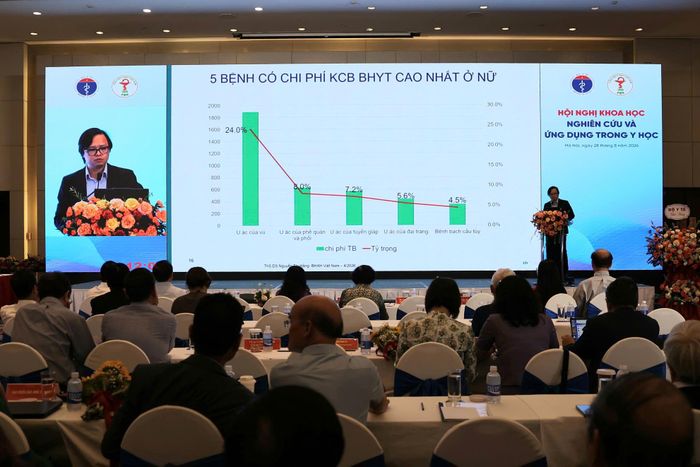 TS.BS Đào Văn Tú, Trưởng Khoa Điều trị theo yêu cầu, Bệnh viện K cơ sở Quán Sứ tham luận tại hội nghị. Ảnh Trần Minh