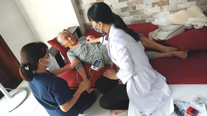 Đội khám sức khỏe lưu động của Trạm Y tế phường Linh Xuân tới khám sức khỏe cho người dân tại nhà. Ảnh: Trạm Y tế phường Linh Xuân cung cấp. 