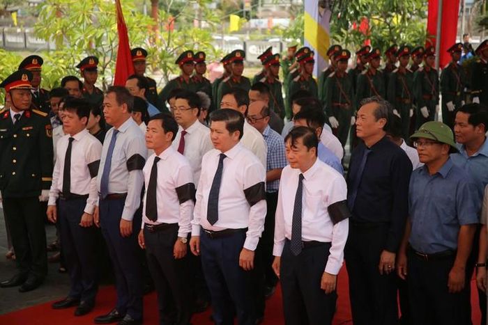 Các đại biểu dành phút mặc niệm, tri ân tưởng nhớ các anh hùng liệt sĩ. Ảnh: Bá Cường.