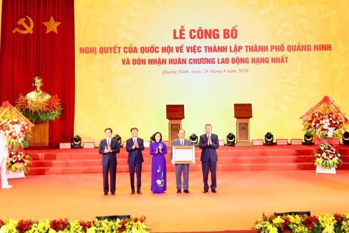 Tổng Bí thư, Chủ tịch nước Tô Lâm trao Nghị quyết của Quốc hội về thành lập thành phố Quảng Ninh cho lãnh đạo thành phố Quảng Ninh. Ảnh: Sở VHTTDL Quảng Ninh