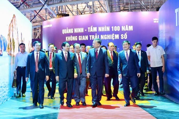 Tổng Bí thư, Chủ tịch nước Tô Lâm cùng các đại biểu tham quan triển lãm Quy hoạch thành phố Quảng Ninh. Ảnh: Sở VHTTDL Quảng Ninh