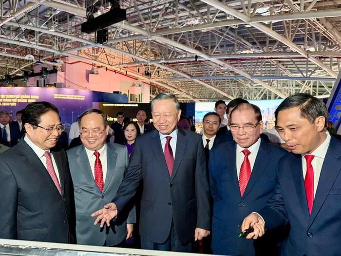 Tổng Bí thư, Chủ tịch nước Tô Lâm cùng các đại biểu tham quan triển lãm Quy hoạch thành phố Quảng Ninh. Ảnh: Sở VHTTDL Quảng Ninh