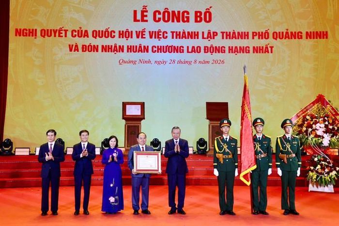 Tổng Bí thư, Chủ tịch nước Tô Lâm trao Huân chương Lao động hạng Nhất cho Đảng bộ, chính quyền và nhân dân thành phố Quảng Ninh. Ảnh: Sở VHTTDL Quảng Ninh