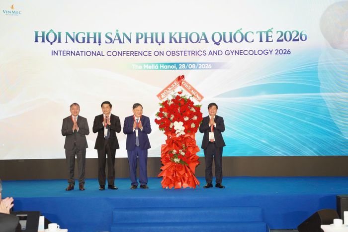 Đại diện Bộ Y tế tặng hoa ban tổ chức hội nghị.  Ảnh: Thanh Hải